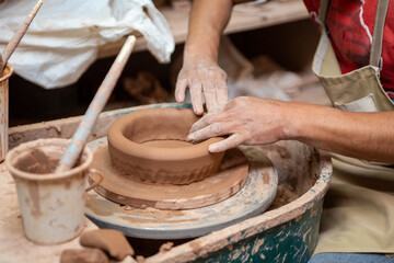 Crafting a ceramic bowl - obrazy, fototapety, plakaty
