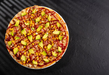Charcoal chicken pizza with BBQ sauce - Bacon, corn, avocado and Neapolitan sauce