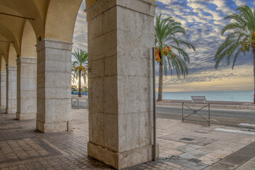 Obraz premium Lever de soleil sur la baie des anges et la promenade des anglais à Nice sur la Côte d'Azur dans le Sud de la France