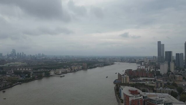 Drone video of the Thames River and Central London on a gloomy day.