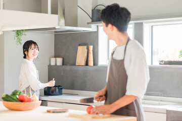 キッチンで料理・家事をする若いアジア人夫婦・カップル（自炊・共働き・朝食・ランチ）
