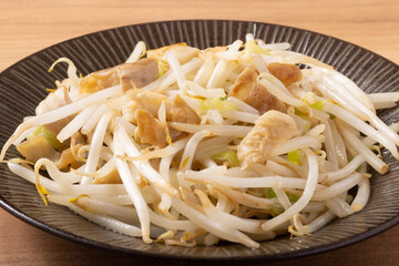 牛モツ　もやしとネギの塩炒め