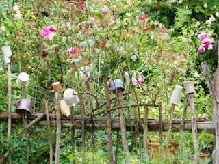 Töpfe stecken auf einem Staketenzaun der Gärtnerei des Schloß Wiligrad Lübstorf Deutschland