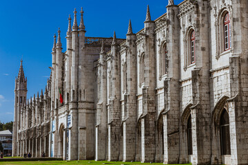 White facade of the Mosteiro dos Jer&oacute;nimos