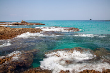 奄美、サンゴ礁の海。