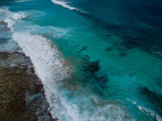 サンゴ礁の海をドローンで撮影。