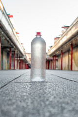 Botella de agua fría sobre corredor comercial en Japón.