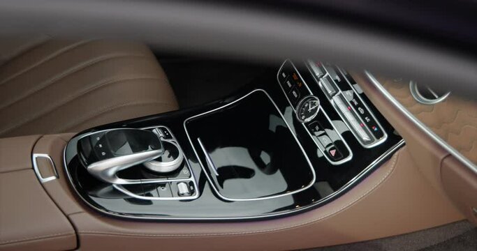 Mercedes-Benz E-calss w213 center console detail from right door