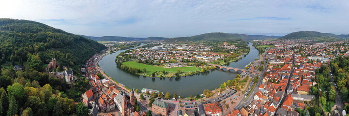 Fototapeta na wymiar Luftbild von Miltenberg am Main mit Blick auf die Mainbrücke und das Zwillingstor. Miltenberg, Unterfranken, Bayern, Deutschland.