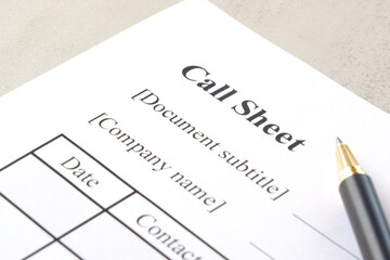 Obraz premium 予約受付管理表（Call-Sheet）を記入して予約管理業務を行う