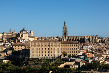Fototapeta na wymiar View to the city of Toledo from near hill