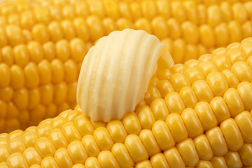 Butter melts on corn cobs - 667995204