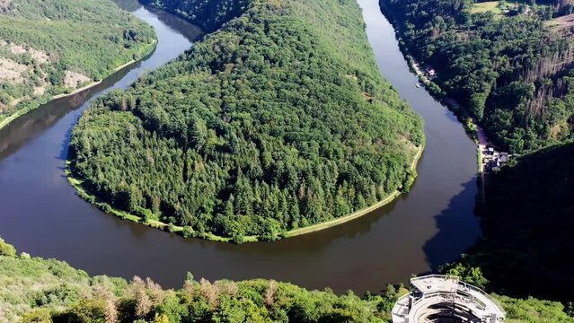 Luftaufnahme der Saarschleife. Die Saar windet sich durch das Tal und ist von gr&uuml;nen W&auml;ldern umgeben. Orscholz, Mettlach, Saarland, Deutschland