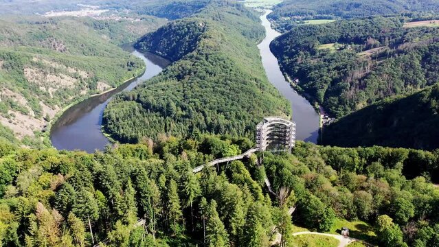 Luftaufnahme der Saarschleife. Die Saar windet sich durch das Tal und ist von gr&uuml;nen W&auml;ldern umgeben. Orscholz, Mettlach, Saarland, Deutschland