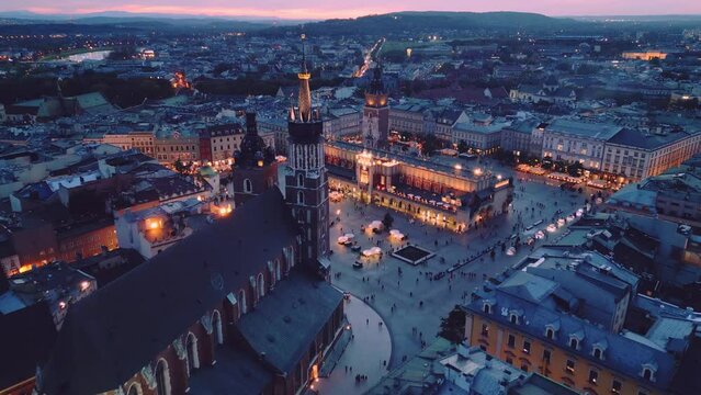Krak&oacute;w nocą - widok z drona na polskie zabytki - Rynek Gł&oacute;wny, Kości&oacute;ł Mariacki, Sukiennice, Ratusz, Wawel, Floriańska