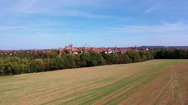 Drohnenvideo, Luftbild von Rothenburg ob der Tauber mit Blick auf die historische Altstadt. Rothenburg ob der Tauber, Ansbach, Mittelfranken, Bayern, Deutschland.