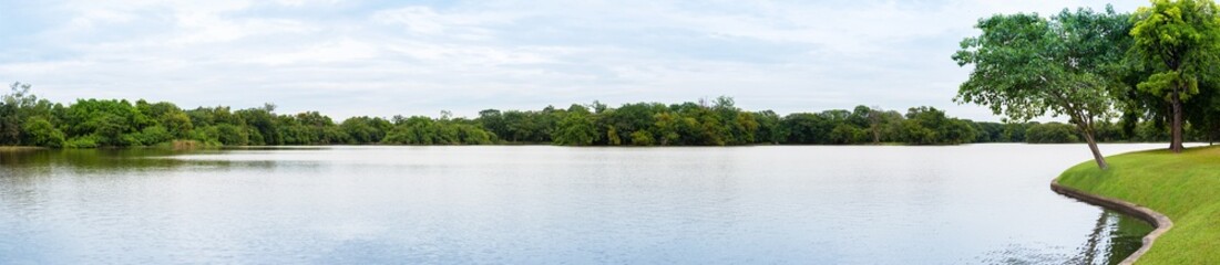 Fototapeta na wymiar wide lake in tropical park