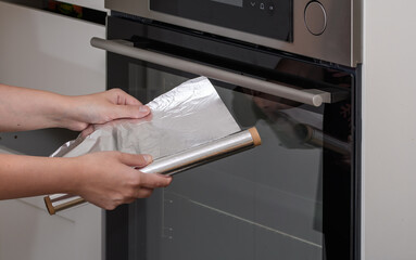 Folia aluminiowa do pieczenia używana w kuchni  - obrazy, fototapety, plakaty