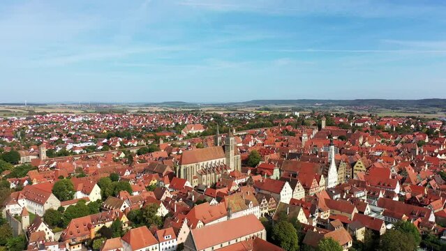 Drohnenvideo, Luftbild von Rothenburg ob der Tauber mit Blick auf die historische Altstadt. Rothenburg ob der Tauber, Ansbach, Mittelfranken, Bayern, Deutschland.