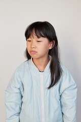 嫌な顔で悩んでいる小学生の女の子の様子
