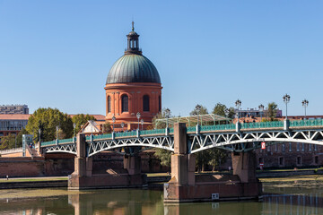Bridge of Pont Saint-Pierre with Dôme de La Grave in background, Toulouse, France - obrazy, fototapety, plakaty