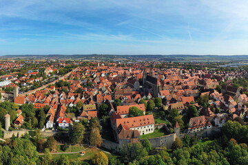 Luftbild von Rothenburg ob der Tauber mit Blick auf die historische Altstadt. Rothenburg ob der Tauber, Ansbach, Mittelfranken, Bayern, Deutschland. - obrazy, fototapety, plakaty