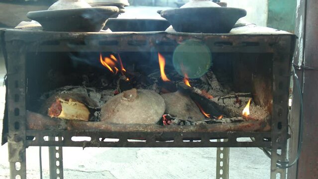Place for burning clay pot lids to make surabi or serabi so it can heat evenly.
