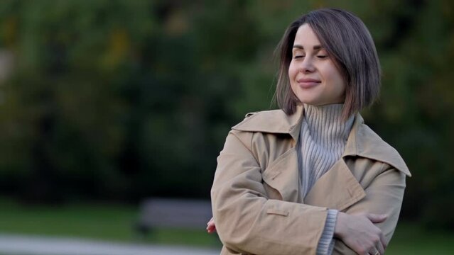 Portrait of young woman in spring park.