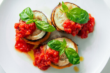 Melanzane 'mbuttunate, ricetta tipica di melanzane ripiene e condite con sugo della cucina campana, cibo tradizionale italiano 