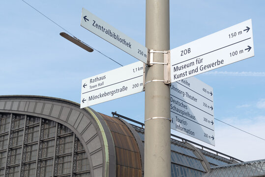 Wegweiserschilder f&uuml;r die Fu&szlig;g&auml;nger in Hamburg