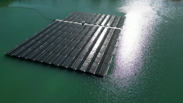 Fliegendes Zoom-in-Video von einem schwimmenden Solarfeld auf einem See