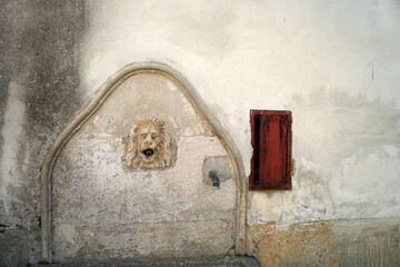 particolare di muro antico di casa padronale di campagna con fontana, muro con particolare di...