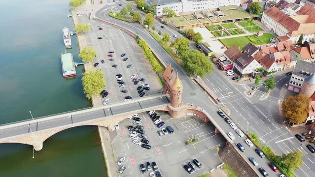 Drohnenvideo, Luftbild von Miltenberg am Main mit Blick auf die Mainbrücke und das Zwillingstor. Miltenberg, Unterfranken, Bayern, Deutschland.