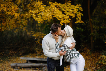 Fototapeta premium couple kissing in park