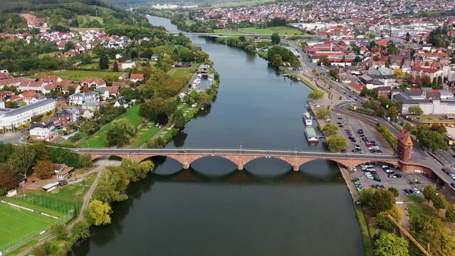 Drohnenvideo, Luftbild von Miltenberg am Main mit Blick auf die Mainbrücke und das Zwillingstor. Miltenberg, Unterfranken, Bayern, Deutschland.