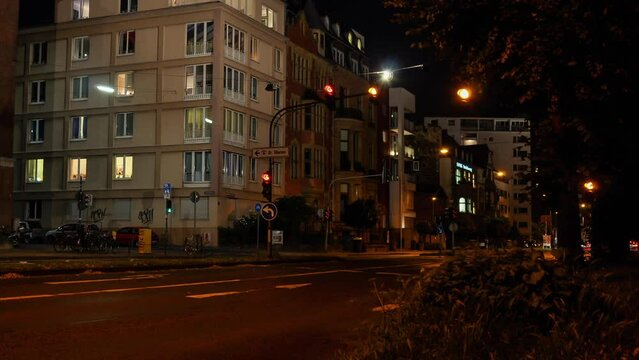 Zeitraffer von Ampeln und Autos bei Nacht in K&ouml;ln Deutschland
