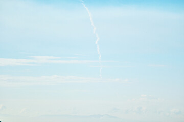 Fototapeta na wymiar 空に残るロケット雲の風景