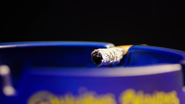 Zeitraffer von einer abbrennenden Zigarette im Aschenbecher