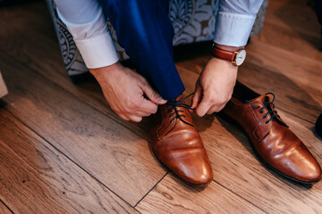 Details von einem Mann in einem Anzug