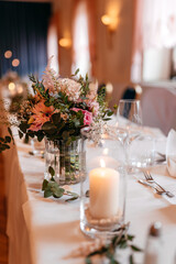 Tischdekoration für die Hochzeit