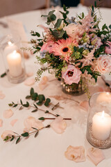 Tischdekoration für die Hochzeit
