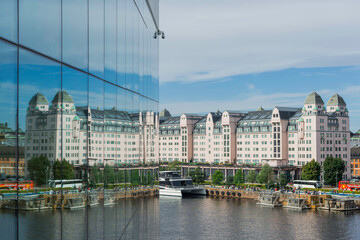 Reflexion der Altstadt in der Fassade vom  Opernhaus in Oslo, Norwegen - 668186086