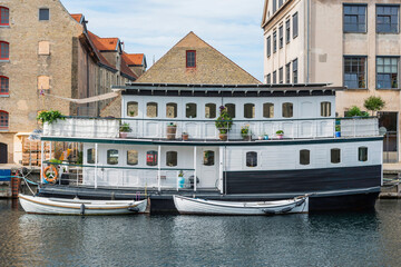 Nyhavn mit Hausboot und Häusern im Zentrum von Kopenhagen, Dänemark - 668186826