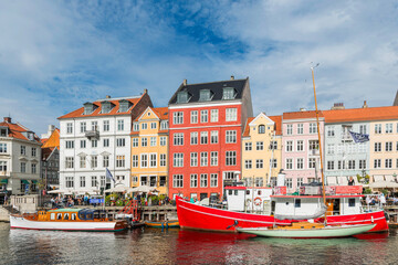 Nyhavn mit bunten Booten und Häusern im Zentrum von Kopenhagen, Dänemark - 668187012