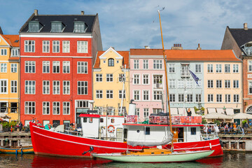 Nyhavn mit bunten Booten und Häusern im Zentrum von Kopenhagen, Dänemark - 668187049