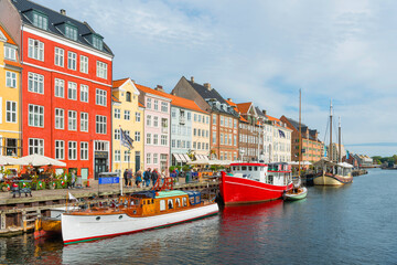 Fototapeta na wymiar Nyhavn mit bunten Booten und Häusern im Zentrum von Kopenhagen, Dänemark