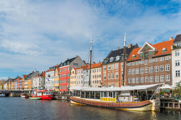Nyhavn mit bunten Booten und Häusern im Zentrum von Kopenhagen, Dänemark - 668187209