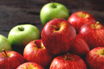 Fototapeta na wymiar fresh red and green apples on the wooden floor