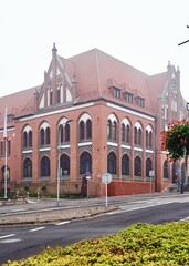 Fototapeta premium street, city, car, architecture, building, road, urban, town, traffic, cars, house, buildings, old, travel, people, cuba, night, houses, Europe, church, architecture, cathedral, door, building, 