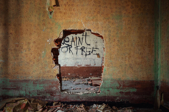 Murs perc&eacute;s en urbex